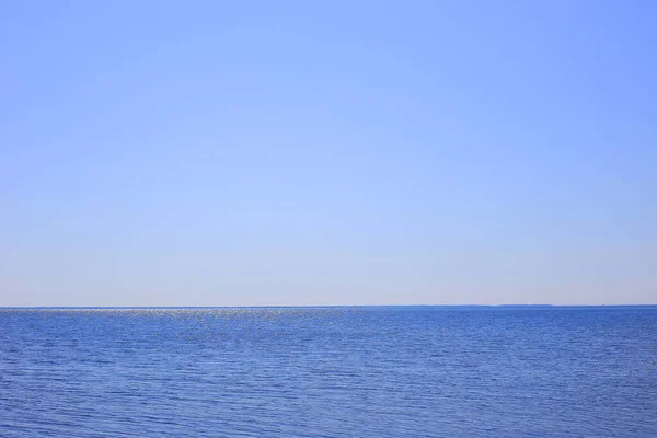 Морская Вода Голубым Небом Горизонте — стоковое фото