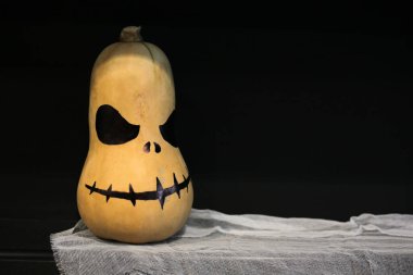 Karanlık arka planda Cadılar Bayramı balkabağı