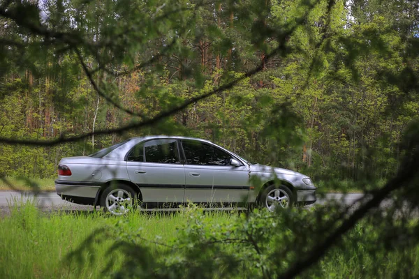 Szürke Szedán Autó Úton — Stock Fotó