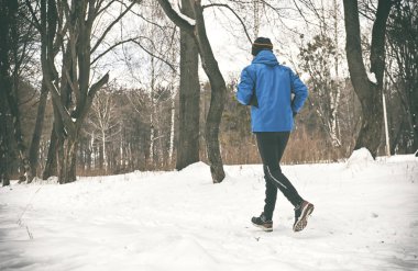Genç adam kış Park'ta jogging