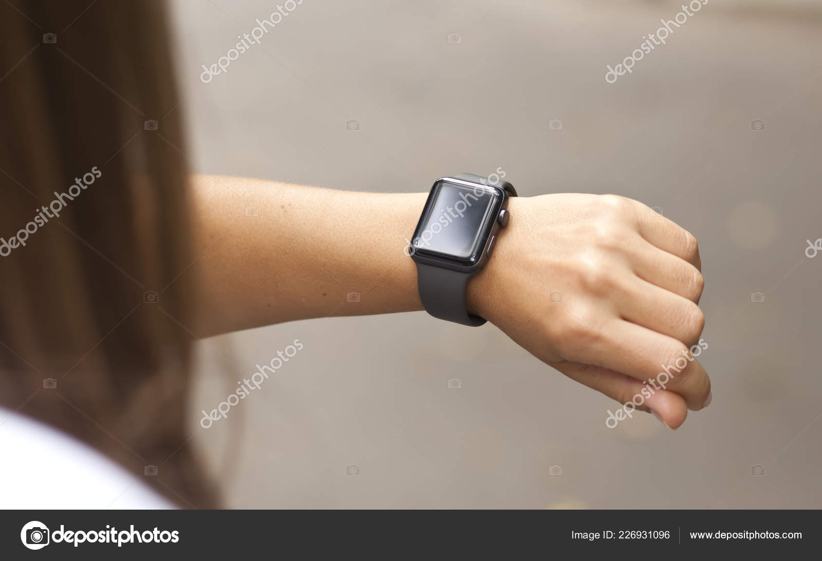 fjendtlighed forråde kun Smart Watch Woman's Hand Stock Photo by ©Olegkalina 226931096