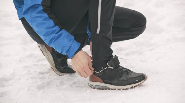 Genç adam kış parkta koşu