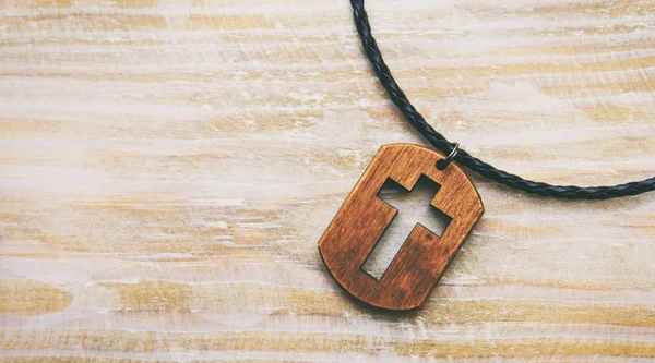 Wisiorek Kształcie Krzyża Biurko Drewna — Zdjęcie stockowe