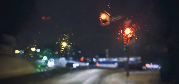 車とドライバーの目から光のたくさんのぼやけの道の眺め — ストック写真