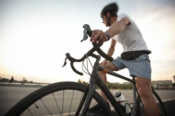 Den Unge Killen Vardagskläder Cyklar Vägen Kvällen Staden — Stockfoto