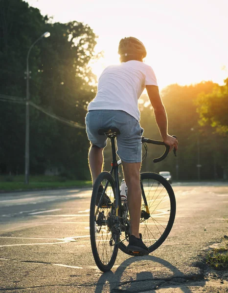 Молодий Хлопець Повсякденному Одязі Їде Велосипеді Дорозі Вечірньому Місті — стокове фото