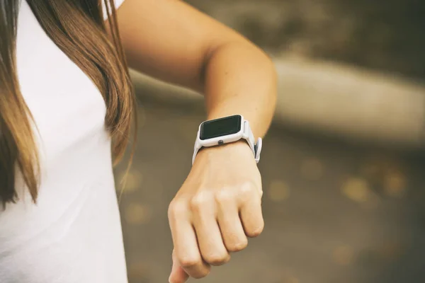 Smart Watch Klocka Kvinnans Hand — Stockfoto