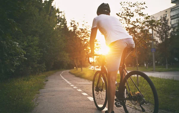 Jonge Man Casual Kleding Fietsen Weg Avondstad — Stockfoto