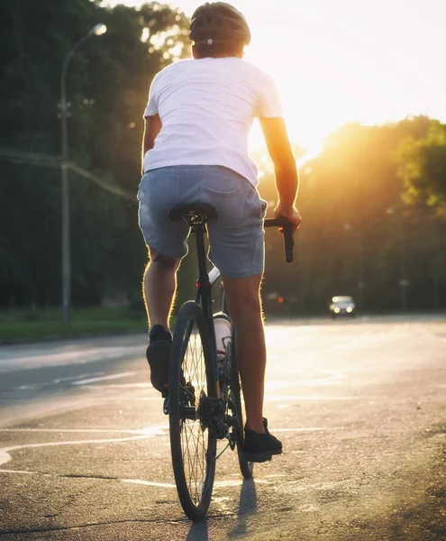 Молодой Парень Повседневной Одежде Катается Велосипеде Дороге Вечернем Городе — стоковое фото