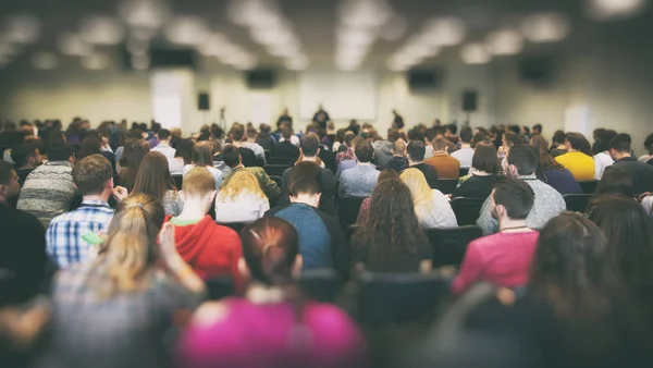 Viele Junge Leute Großen Saal Lauschen Einem Redner — Stockfoto