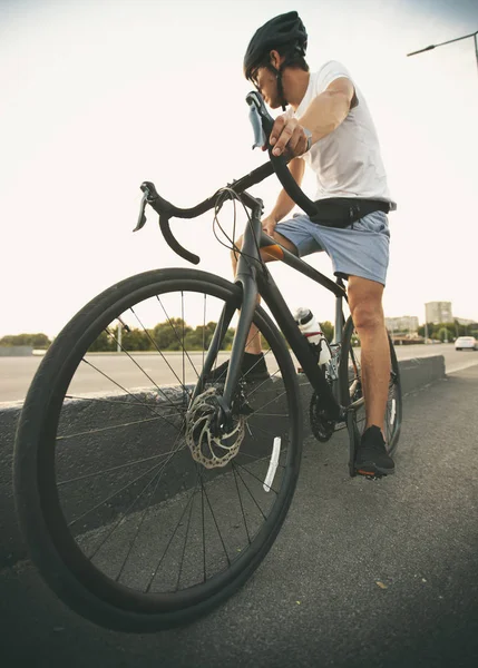 Jonge Man Casual Kleding Fietsen Weg Avondstad — Stockfoto