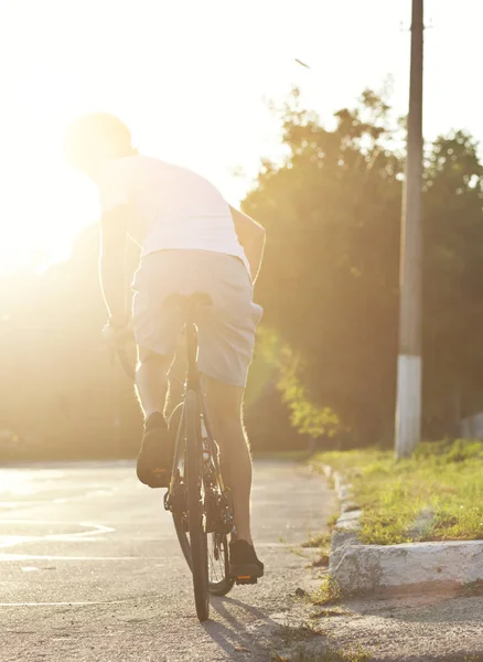 Den Unge Killen Vardagskläder Cyklar Vägen Kvällen Staden — Stockfoto