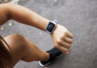 Genç kadın koşu yaparken onun smartwatches arıyor