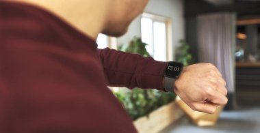 Adam akıllı onun nöbetlere eline bakıyor 