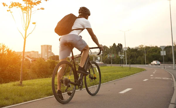 Jovem Roupas Casuais Está Pedalando Estrada Cidade Noite — Fotografia de Stock