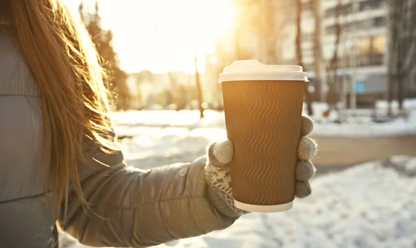 Jonge Vrouw Houdt Kopje Koffie Afhaalmaaltijden Het Winter Park — Stockfoto