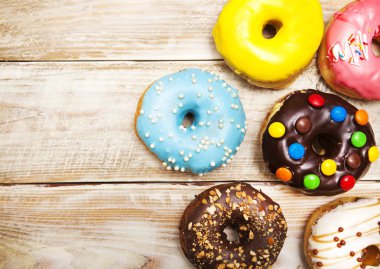 Ahşap masa üzerinde birçok lezzetli börekler