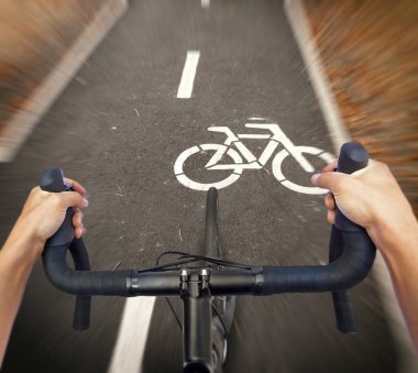 Bir bisikletçi bisiklet yolu aracılığıyla yeni bir yol Bisiklete biniyor