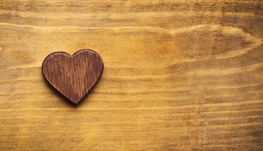 Ahşap masa üzerinde bir ahşap kalpler