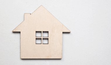 Beyaz tablo ve alan metin veya tasarım için izole küçük bir düz ahşap ev