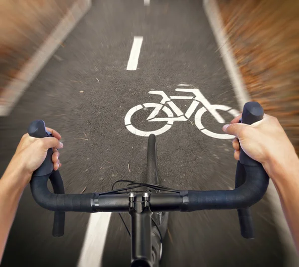 Ciclista Está Montando Una Nueva Bicicleta Carretera Través Del Carril — Foto de Stock