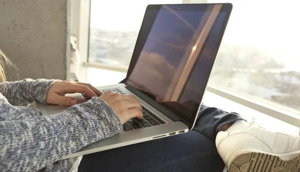 Die Junge Frau Sitzt Auf Dem Sofa Und Arbeitet Laptop — Stockfoto