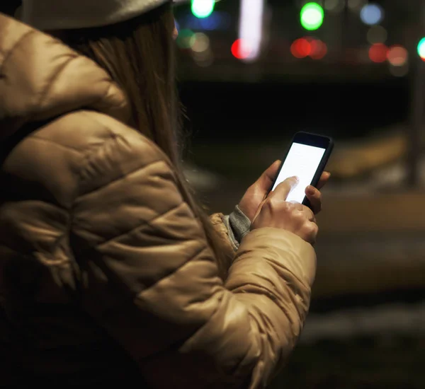 Den Unga Kvinnan Håller Sin Telefon Och Läsa Lite Text — Stockfoto