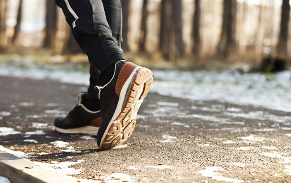 Mladý Muž Běhání Zimě Parku — Stock fotografie