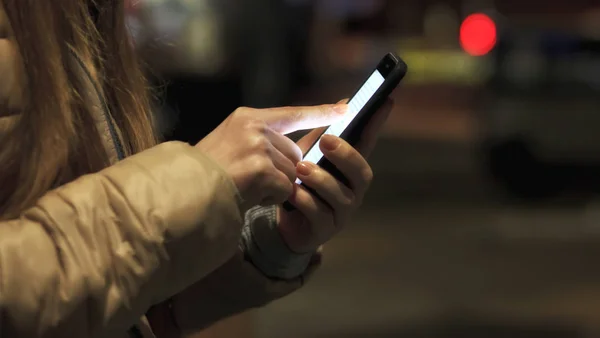 Den Unga Kvinnan Håller Sin Telefon Och Läsa Lite Text — Stockfoto