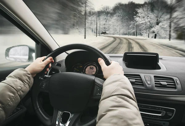 Mujer Conduciendo Coche Camino Nevado — Foto de Stock