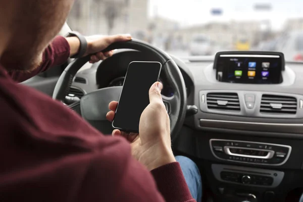 Jovem Sentado Seu Carro Volante Olhando Seu Telefone Sua Mão — Fotografia de Stock