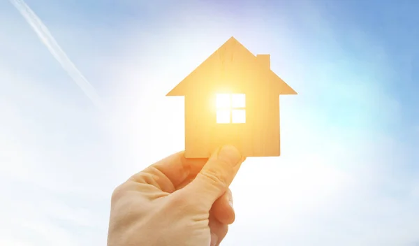 Mão Homem Mantém Casa Plana Madeira Contra Sol — Fotografia de Stock