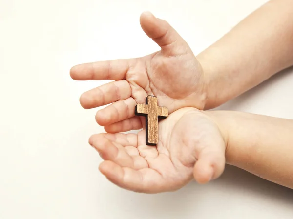 Ein Kleines Holzkreuz Den Händen Des Kindes — Stockfoto