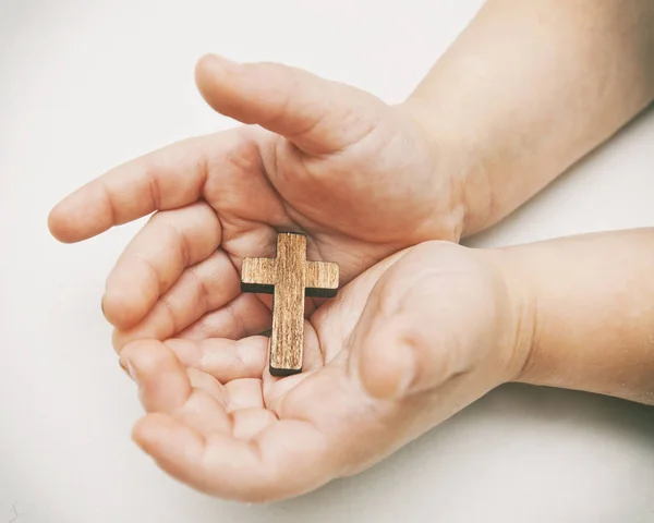 Ein Kleines Holzkreuz Den Händen Des Kindes — Stockfoto