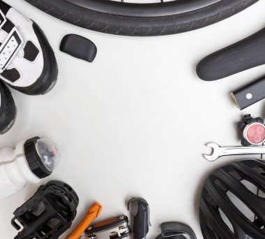 Beyaz arka plan üzerinde bazı Bisiklet aksesuarları