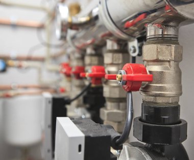 Bir sürü farklı musluk ve Oda kaynatma için diğer ekipmanlar