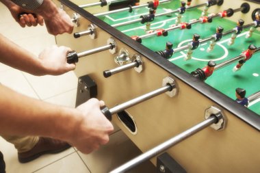 Adam kapalı tablo futbol oynuyor