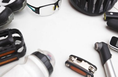 Beyaz arka plan üzerinde bazı Bisiklet aksesuarları