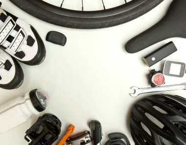 Beyaz arka plan üzerinde bazı Bisiklet aksesuarları