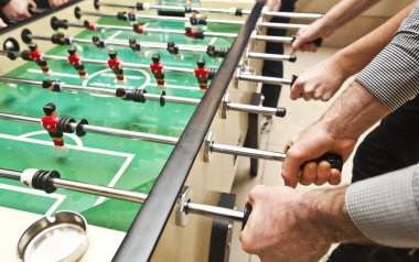 Çocuklar kapalı tablo Futbol oynuyorlar