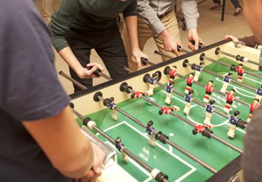 Çocuklar kapalı tablo Futbol oynuyorlar