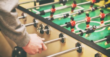 Adam kapalı tablo futbol oynuyor