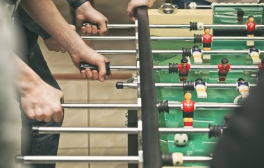 Çocuklar kapalı tablo Futbol oynuyorlar