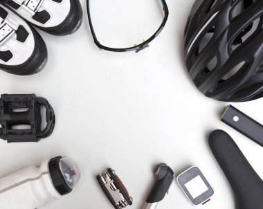 Beyaz arka plan üzerinde bazı Bisiklet aksesuarları