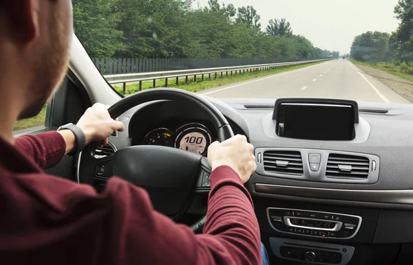 Den Unge Mannen Kör Den Moderna Bilen Asfalterad Väg — Stockfoto