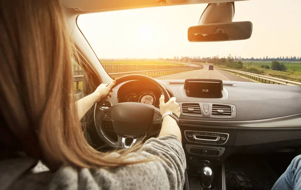 Mulher Dirigindo Carro Moderno Estrada Asfalto Para Pôr Sol — Fotografia de Stock