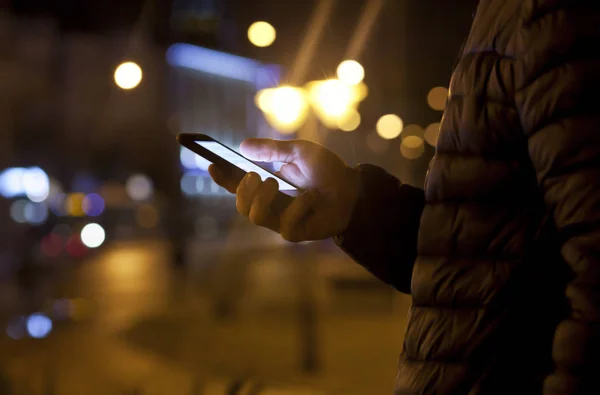 Den Unga Killen Använder Sin Telefon Gatan — Stockfoto