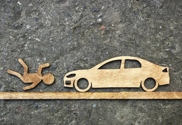 Drewniana Zabawka Mały Człowiek Samochód Tle Kamienia Pojęcie Wypadku Samochodowym — Zdjęcie stockowe