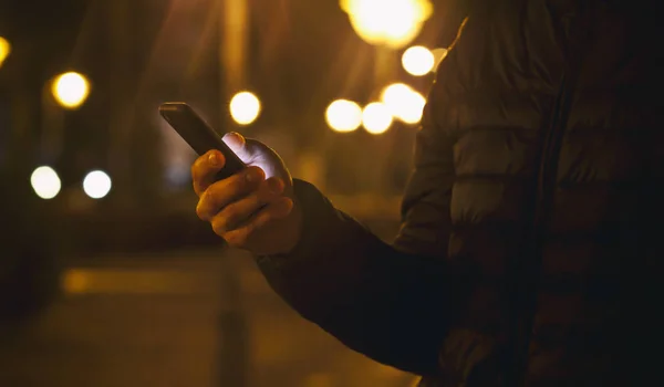 Den Unga Killen Använder Sin Telefon Gatan — Stockfoto