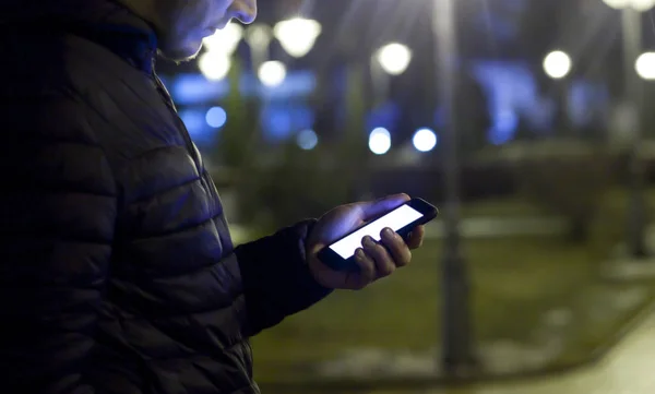 Den Unga Killen Använder Sin Telefon Gatan — Stockfoto